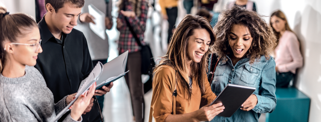 Jeunes lisant une tablette